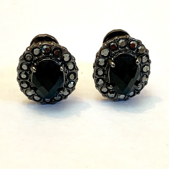 Monet Signed Clip On Earrings Black Faceted Glads Gem Gunmetal Tone - Picture 2 of 8